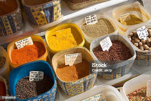 Spicery In Un Mercato Di Strada - Fotografie stock e altre immagini di Ambientazione esterna - Ambientazione esterna, Anice, Blu