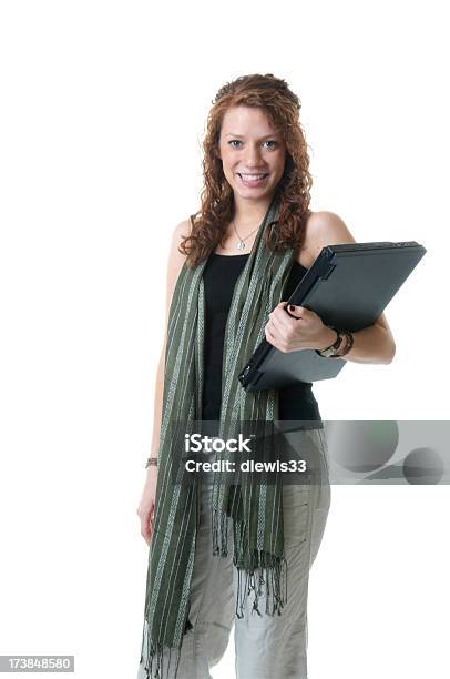Feliz Estudiante Mujer Con Una Computadora Portátil Foto de stock y más banco de imágenes de 16-17 años