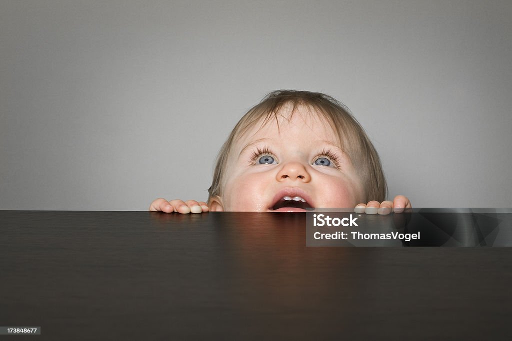 Baby Mädchen Spähen auf einem Tisch - Lizenzfrei Aufnahme von unten Stock-Foto