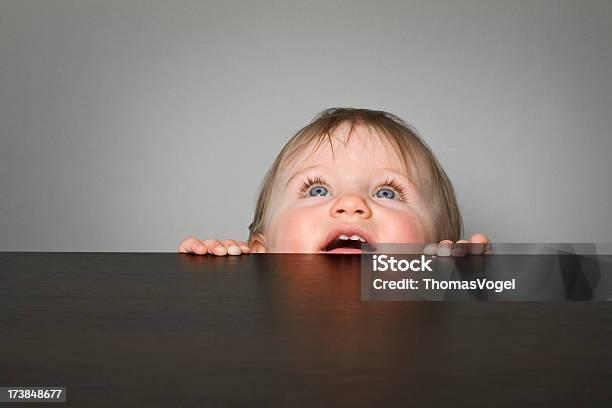 Baby Mädchen Spähen Auf Einem Tisch Stockfoto und mehr Bilder von Aufnahme von unten - Aufnahme von unten, Auge, Augen zukneifen