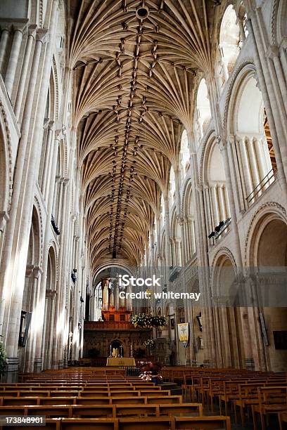 Norwich Catedral Nave Foto de stock y más banco de imágenes de Altar - Altar, Arco - Característica arquitectónica, Asiento