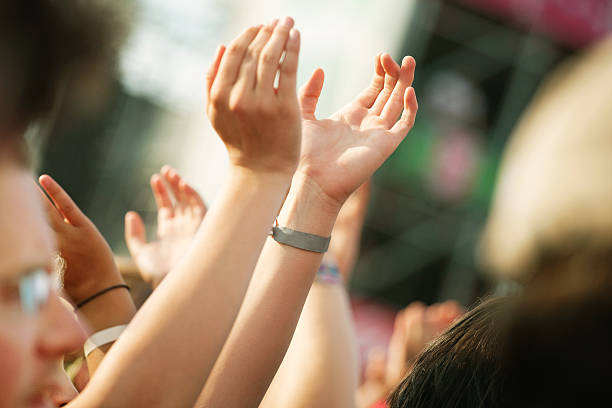 음악 festival - applauding clapping wristband crowd 뉴스 사진 이미지