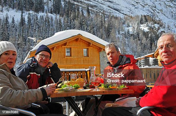 Photo libre de droit de Quatre Heureux De Senior Les Skieurs Avoir Déjeuner En Plein Air banque d'images et plus d'images libres de droit de Ski