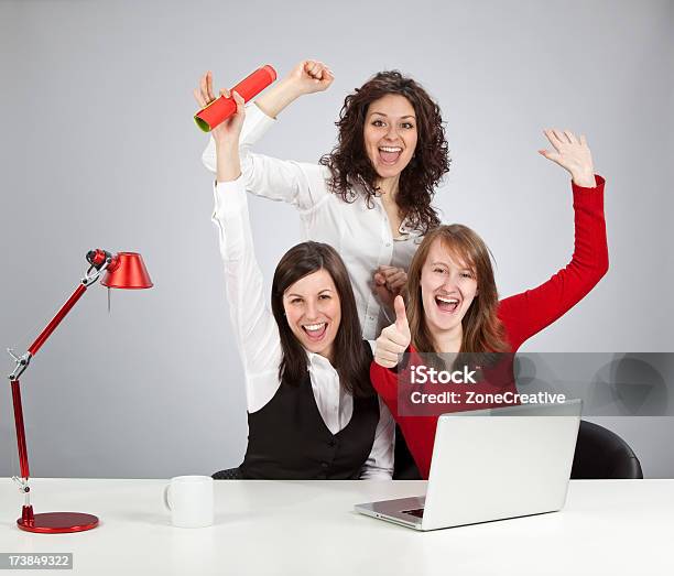 Tres Rojo Chicas Jóvenes Negocios Equipo De Oficina Foto de stock y más banco de imágenes de Actividad