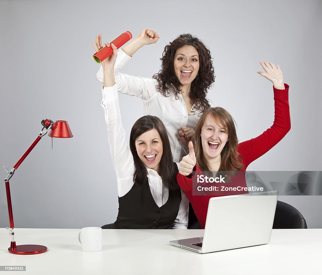 Tre giovani ragazze rosso di business team in ufficio - Foto stock royalty-free di Abbigliamento formale