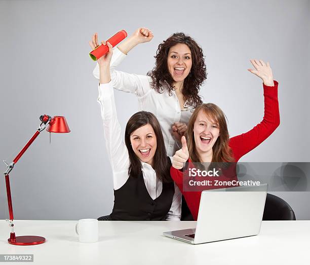 Tre Giovani Ragazze Rosso Di Business Team In Ufficio - Fotografie stock e altre immagini di Abbigliamento formale