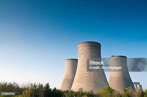 Kraftwerkkühlturm Blue Sky Platz Stockfoto und mehr Bilder von Architektur - Architektur, Drei Gegenstände, Aufnahme von unten