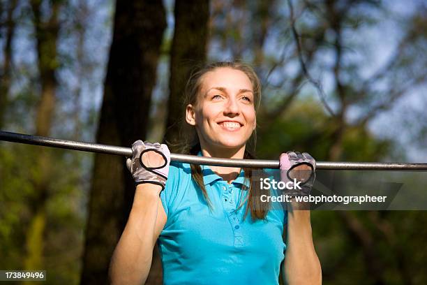 Chinup - Fotografie stock e altre immagini di Abbigliamento sportivo - Abbigliamento sportivo, Adulto, Allenamento a corpo libero