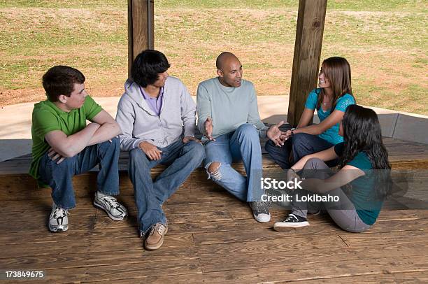 Foto de Grupo De Adolescentes Ouvir O Líder e mais fotos de stock de Colônia de Férias - Colônia de Férias, Organização de Jovens, Discussão