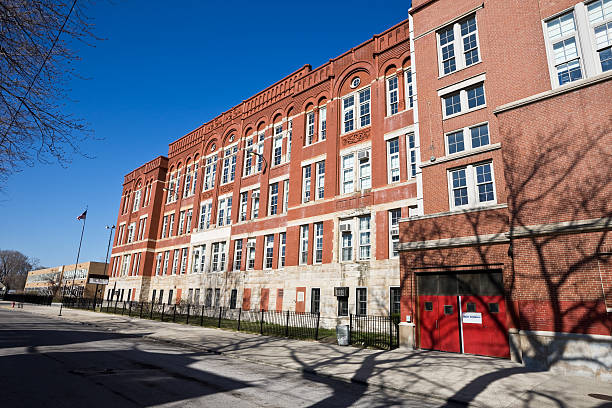 istock Vintage School in Woodlawn Chicago 173849729