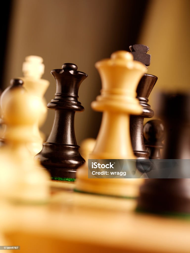Два шахматы кроватями Queen Size/Куин сайз в игре - Стоковые фото Агрессия роялти-фри