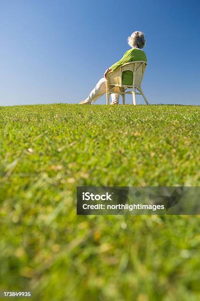 Foto de Mulher Sênior Relaxante Ao Ar Livre e mais fotos de stock de 60 Anos - 60 Anos, 70 anos, Adulto