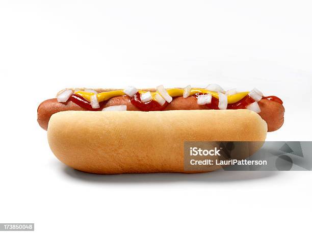 Cachorroquente Com Ketchup Mostarda E Cebolas - Fotografias de stock e mais imagens de Cachorro-quente - Cachorro-quente, Comida, Vista Lateral