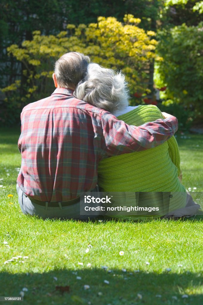 Sênior casal no parque - Foto de stock de Terceira idade royalty-free