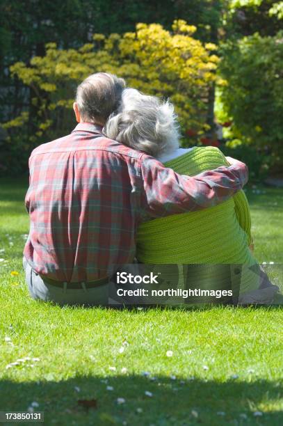 Foto de Sênior Casal No Parque e mais fotos de stock de Terceira idade - Terceira idade, Homens Maduros, Mulheres Maduras