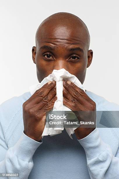 Foto de Homem Sneezing e mais fotos de stock de Espirrar - Espirrar, Homens, Inverno