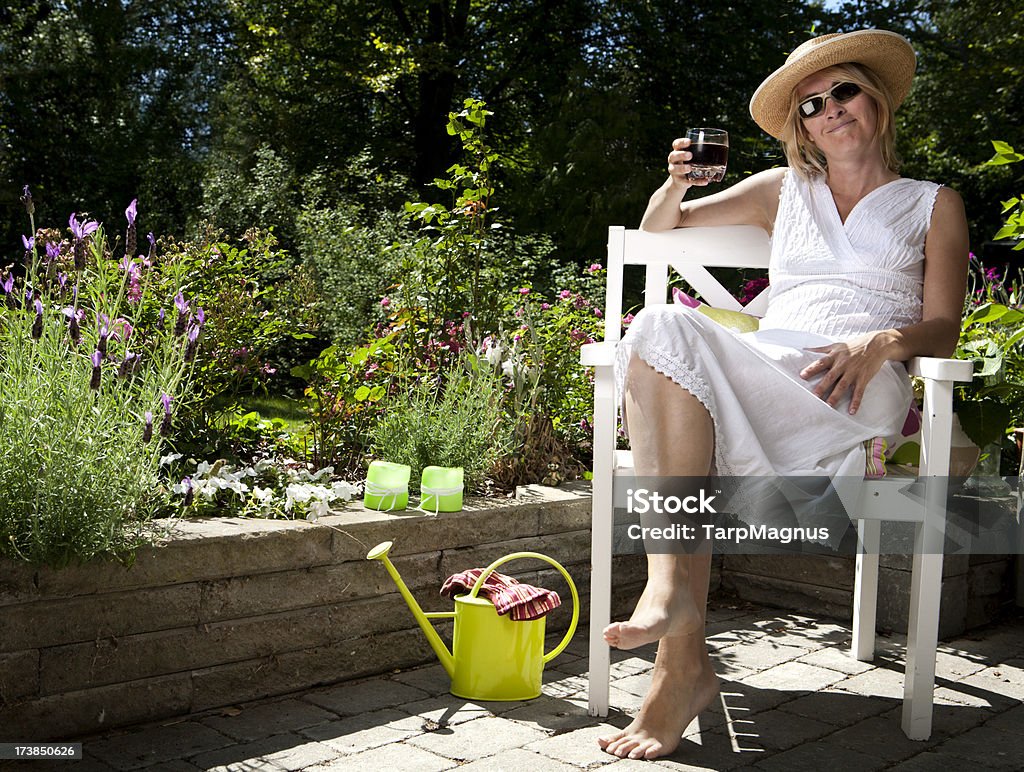 Descontraído meados mulher adulta com refrigerante - Foto de stock de Cadeira de Praia royalty-free
