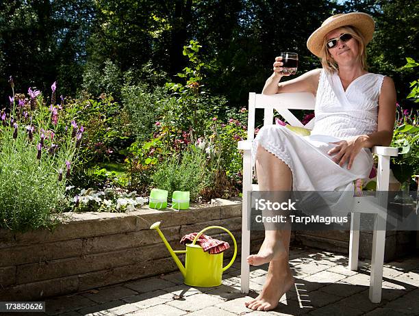 Foto de Descontraído Meados Mulher Adulta Com Refrigerante e mais fotos de stock de Cadeira de Praia - Cadeira de Praia, Mulheres, 30 Anos