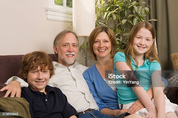 Ritratto Di Una Famiglia Hz - Fotografie stock e altre immagini di Adolescente - Adolescente, Bambino, Cinquantenne