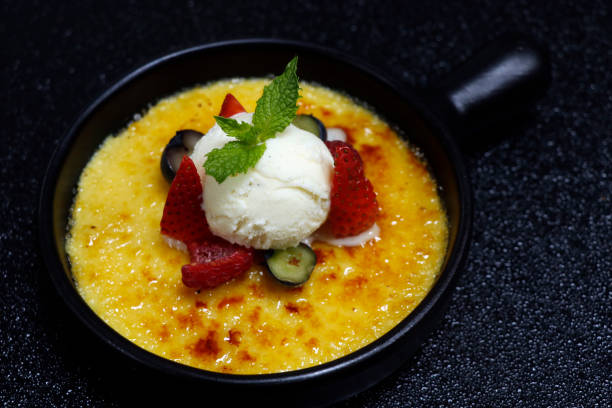 크레마 카탈루냐 또는 크림 브륄레와 아이스크림, 검은색 배경의 신선한 딸기 - custard creme brulee french cuisine crema catalana 뉴스 사진 이미지