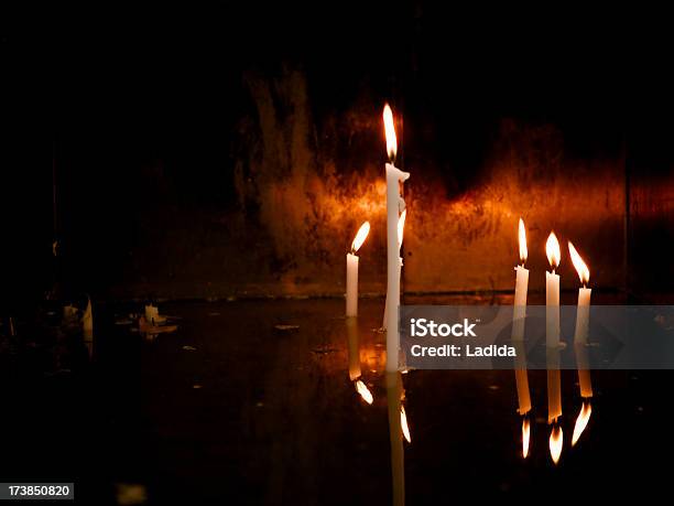 Kerzen In Der Kirche Stockfoto und mehr Bilder von Christentum - Christentum, Dunkel, Flamme