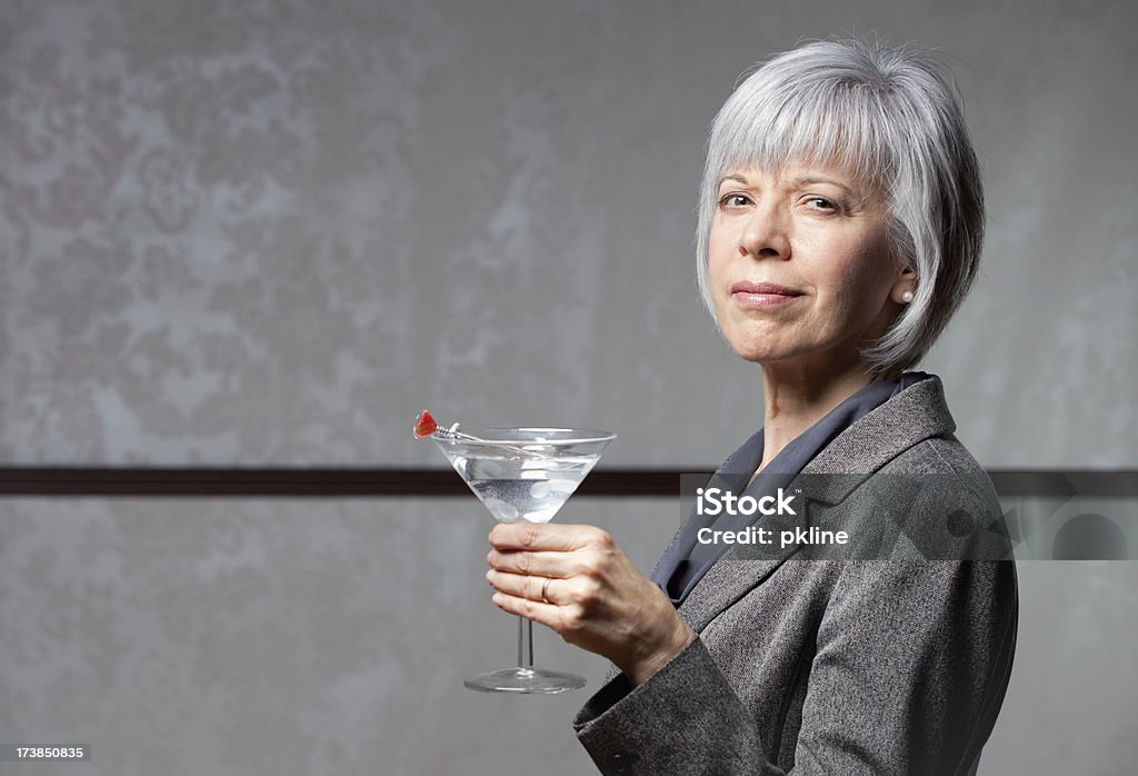 Mature femme avec verre de Martini - Photo de Adulte libre de droits