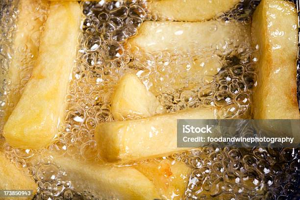 Foto de Deep Fritando Batata Frita e mais fotos de stock de Alimentação Não-saudável - Alimentação Não-saudável, Batata Frita - Lanche, Batatas Prontas