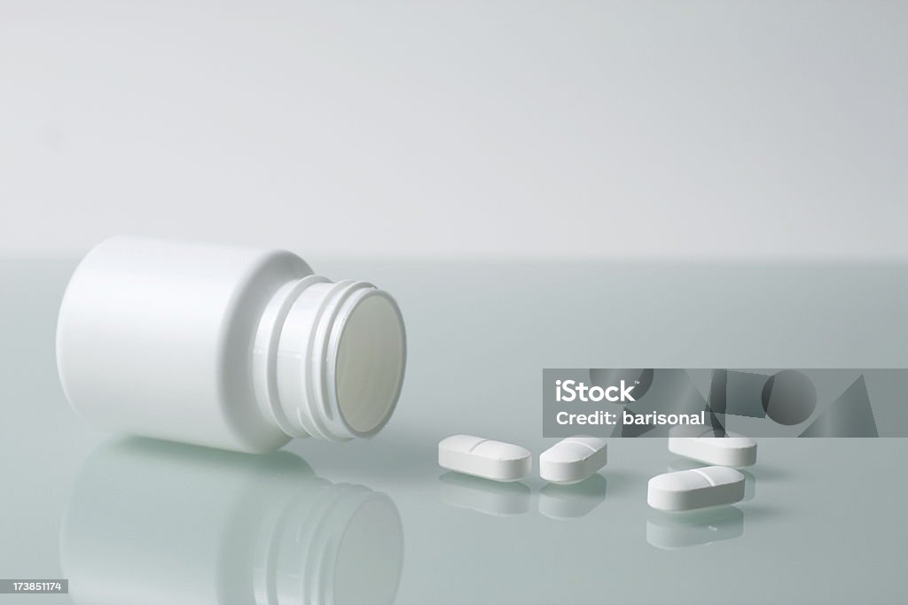 Tabletten und Pillbox - Lizenzfrei Antibabypille Stock-Foto