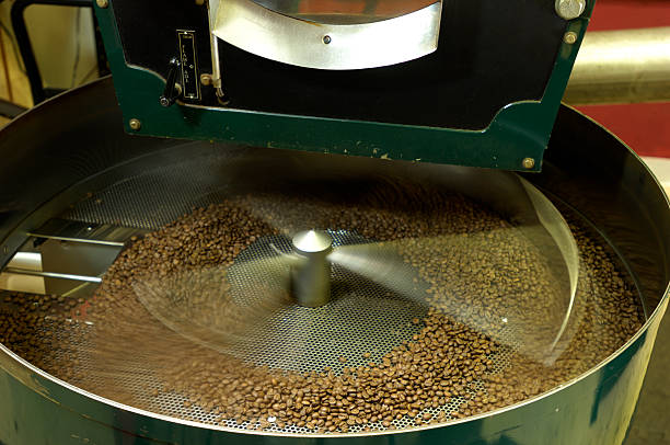 granos de café recién tostado de que s'enfría - roasted machine bean mixing fotografías e imágenes de stock