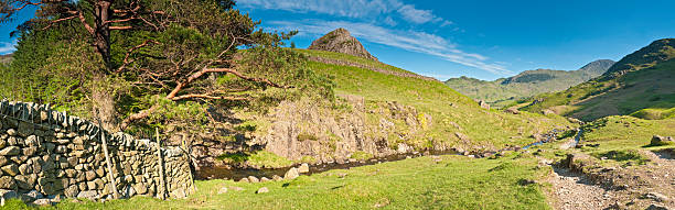 sentiero idilliaco distretto dei laghi, regno unito - langdale pikes panoramic english lake district cumbria foto e immagini stock