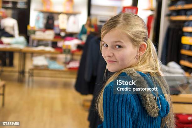 Chica De Compras En Una Tienda Foto de stock y más banco de imágenes de 14-15 años - 14-15 años, 12-13 años, Adolescente