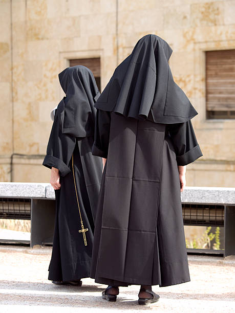 espanhol freiras sair para uma caminhada. - nun - fotografias e filmes do acervo