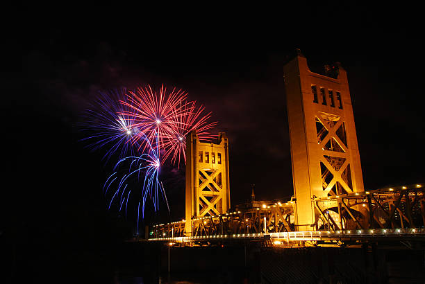 Fireworks over Sacramento Fireworks over the Tower Bridge of Sacramento cebolla stock pictures, royalty-free photos & images