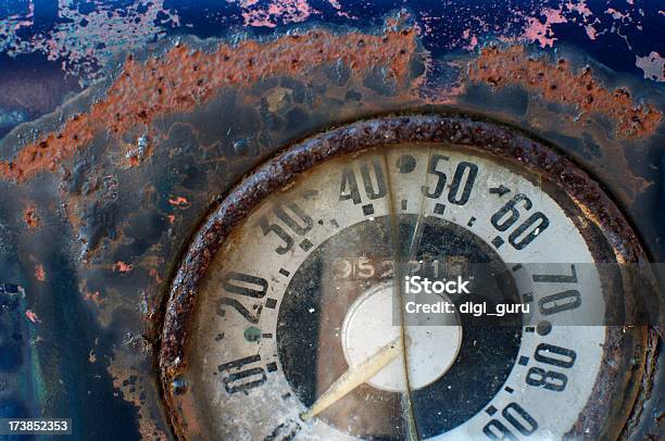 Old Tachometer Stockfoto und mehr Bilder von Abstrakt - Abstrakt, Alterungsprozess, Angeschlagen