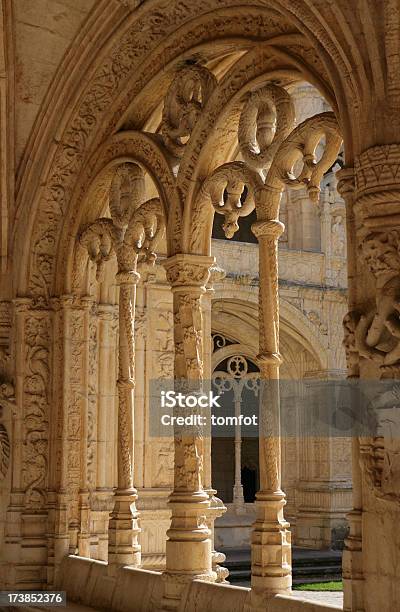 Wunderschöne Gebäude Des Kloster Mosteiro Dos Jerónimos In Portugal Mit Gestaltetes Detail Stockfoto und mehr Bilder von Architektonische Säule