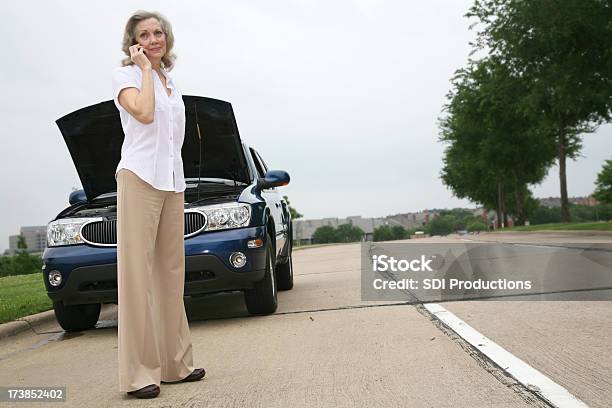 高齢者の女性が彼女の携帯電話のプロークンダウン車 - 女性のストックフォトや画像を多数ご用意 - 女性, 車の故障, 自動車