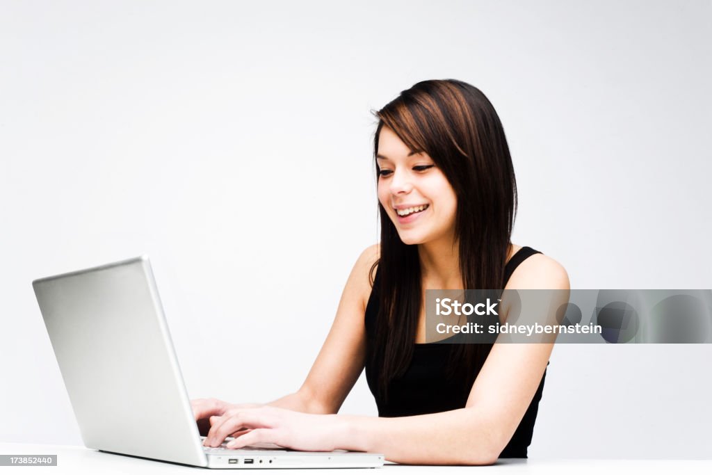 Jovem mulher com o laptop - Foto de stock de 20 Anos royalty-free