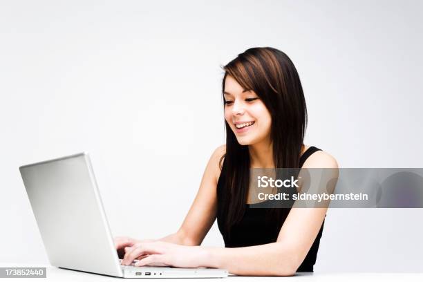 Foto de Jovem Mulher Com O Laptop e mais fotos de stock de 20 Anos - 20 Anos, Adulto, Beleza