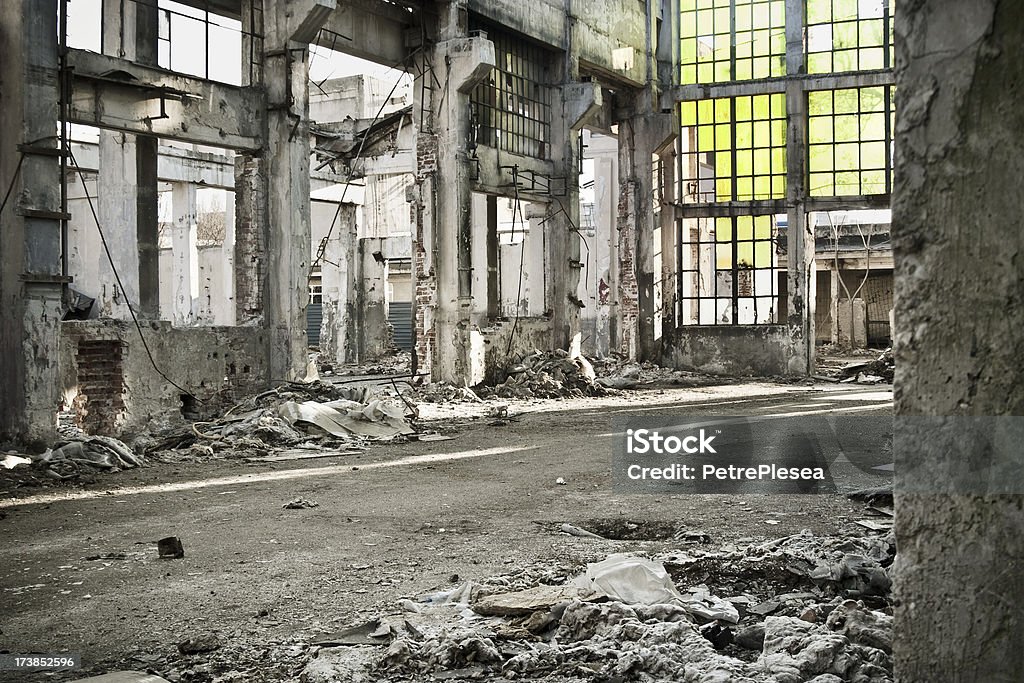 Destruidas el interior de un edificio industrial - Foto de stock de Abandonado libre de derechos