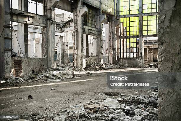 Destruidas El Interior De Un Edificio Industrial Foto de stock y más banco de imágenes de Abandonado - Abandonado, Agrietado, Agujero