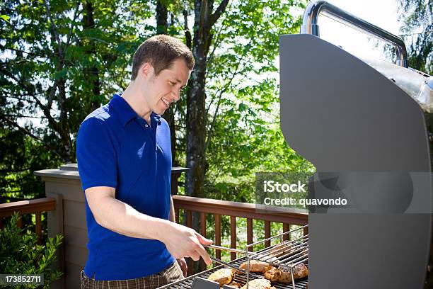 Pollo Bbq Grill Amichevole Giovane Uomo Sulla Terrazza Allaperto - Fotografie stock e altre immagini di Griglia per barbecue