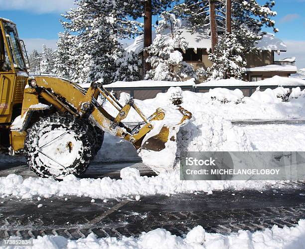 Tractor Amarillo Eliminación De Nieve Foto de stock y más banco de imágenes de Amarillo - Color - Amarillo - Color, Aparcamiento, Claro - Bosque