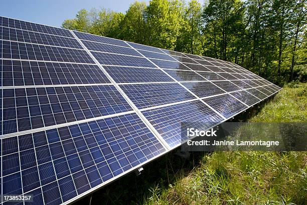 Paneles Solares Foto de stock y más banco de imágenes de Aire libre - Aire libre, Arbolado, Azul