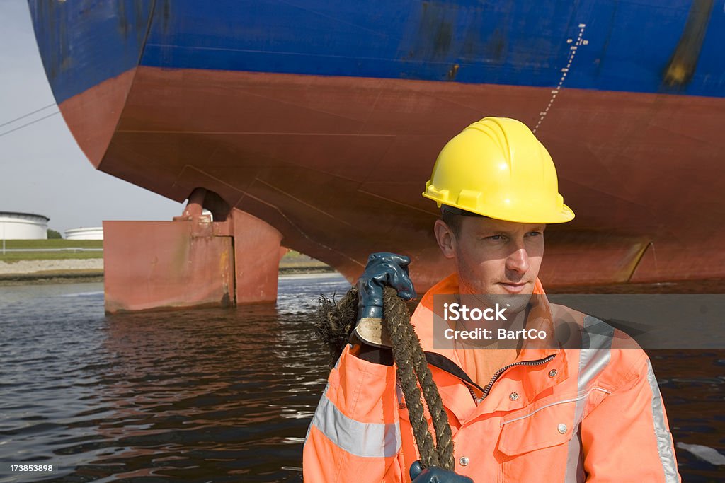 Trabalhar no porto entre grandes navios de carga. - Royalty-free Navio Cargueiro Foto de stock