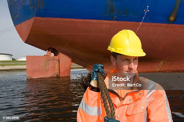 Trabalhar No Porto Entre Grandes Navios De Carga - Fotografias de stock e mais imagens de Navio Cargueiro - Navio Cargueiro, Ao Ar Livre, Cais - Frente ao mar