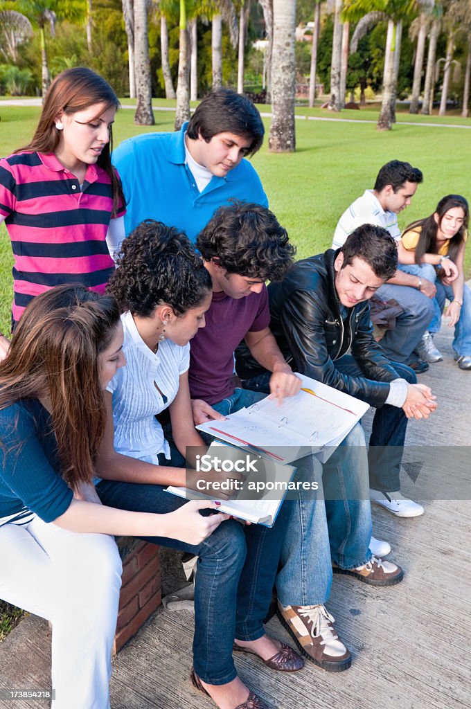 Étudier au Campus - Photo de Adolescence libre de droits