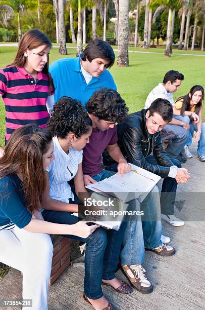 Studiando Presso Il Campus - Fotografie stock e altre immagini di Adolescente - Adolescente, Adolescenza, Ambientazione esterna