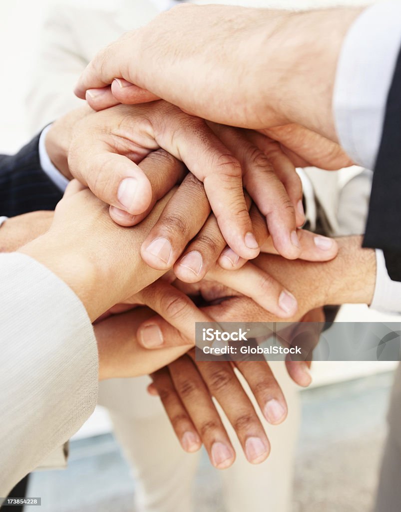 Nahaufnahme von Geschäftsleuten, die Hände zusammen - Lizenzfrei Zusammenarbeit Stock-Foto