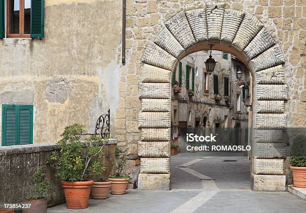 Sorano Vicolo In Toscana - Fotografie stock e altre immagini di Sorano - Sorano, Antico - Condizione, Architettura