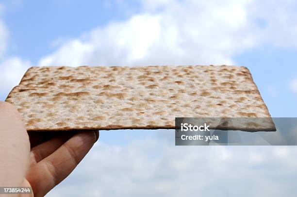 Hanno Un Matzoh - Fotografie stock e altre immagini di Cibi e bevande - Cibi e bevande, Cibo, Composizione orizzontale